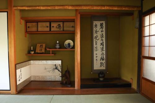 貝塚市にあるMizuma no Yado - Vacation STAY 16613vの家の中の暖炉付きの部屋
