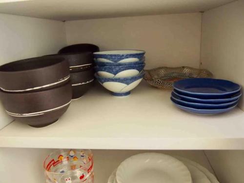 a shelf with blue and white bowls and plates at Piso Essauna - Vacation STAY 16990 in Igei