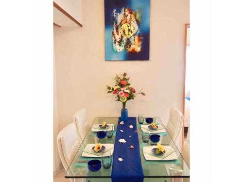 a glass table with a vase of flowers on it at Piso Essauna - Vacation STAY 16990 in Igei