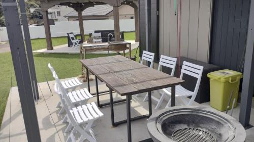 a table and chairs on a patio with a grill at Ｏｃｅａｎｓ Ｒｅｓｏｒｔ Ｖｉｌｌａ－ＦＡＲＢＥ - Vacation STAY 17105 in Shima