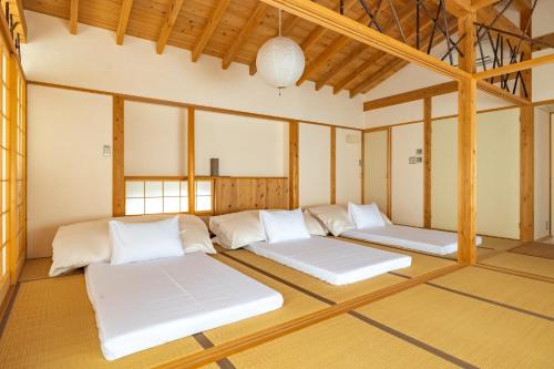 那須湯本にあるOyamauchi Te - Vacation STAY 17102の中央に3つのベッドがある部屋