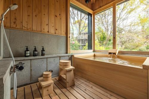 那須湯本にあるOyamauchi Te - Vacation STAY 17102の浴槽と大きな窓のあるバスルーム
