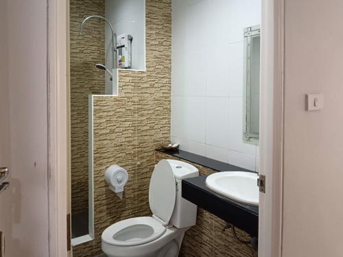 a bathroom with a toilet and a sink at Rueanchorfa in Nong Bua Lamphu