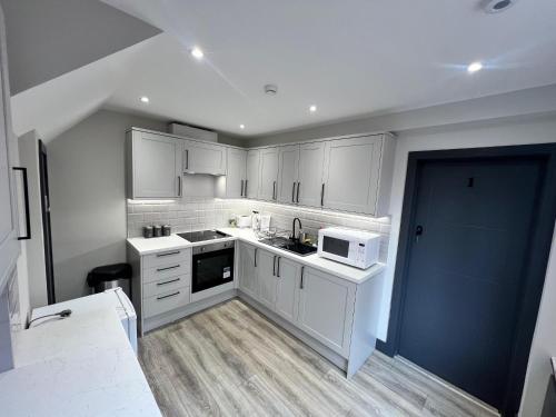 Η κουζίνα ή μικρή κουζίνα στο Comfy 5-Bedroom House in Reading