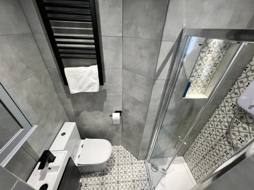 Ένα μπάνιο στο Comfy 5-Bedroom House in Reading