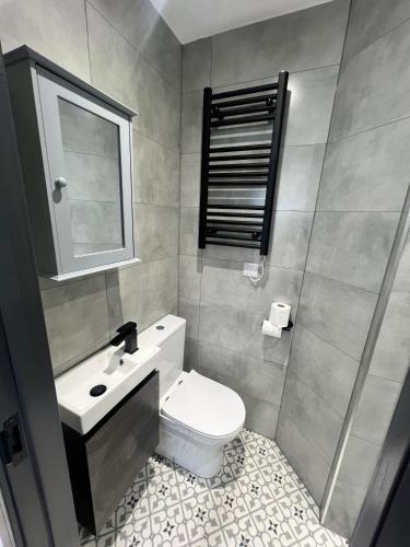 Ένα μπάνιο στο Comfy 5-Bedroom House in Reading