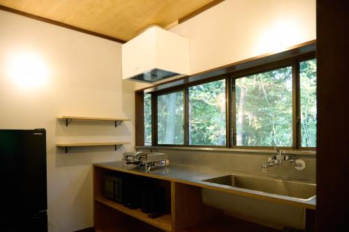 KurobaneにあるTHEIR SATOYAMA FIELD - Vacation STAY 85928vのシンクと窓のあるキッチン