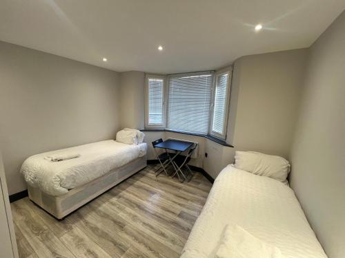 Ένα ή περισσότερα κρεβάτια σε δωμάτιο στο Comfy 5-Bedroom House in Reading