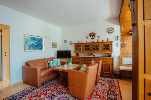 Posezení v ubytování Appartement Tirol mit Hallenbad und Sauna by MoniCare