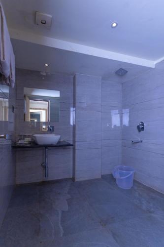 a large bathroom with a sink and a shower at Sumitel Sanderling 500 meters from Mall Road in Darjeeling