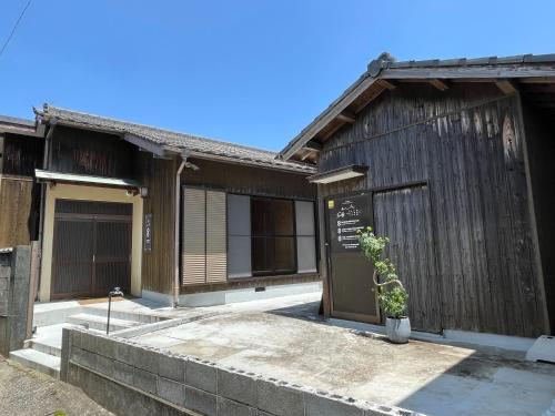 a building with a potted plant in front of it at HANARE STAY&SPACE - Vacation STAY 38426v in Misaki