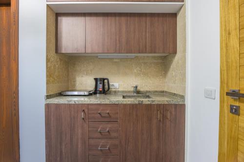Kuchyň nebo kuchyňský kout v ubytování Pearl of Faqra - Studios & Apartments