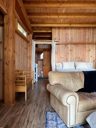 Posezení v ubytování Incredible Timber Tree House with Wood-Fired Hot Tub Nestled in the Trees for a Unique Romantic Getaway in Moscow, Idaho