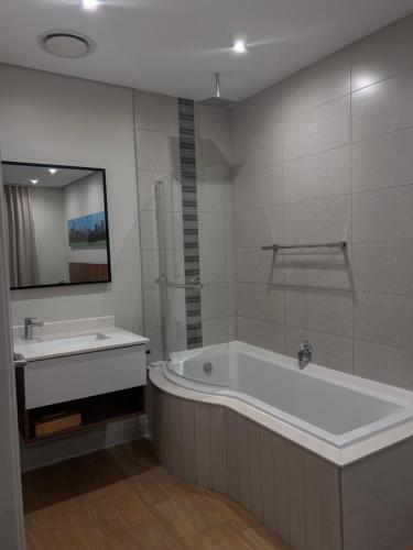 Bilik mandi di Umhlanga Apart Hotel