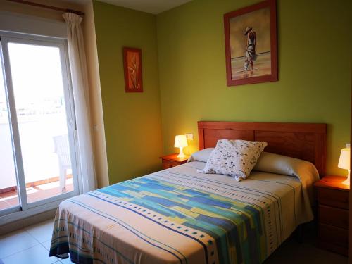 a bedroom with a bed with a pillow on it at Terrasol Torrelitoral 1 dormitorio in Torre del Mar