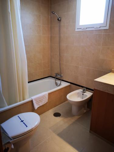 a bathroom with a toilet and a tub and a sink at Terrasol Torrelitoral 1 dormitorio in Torre del Mar