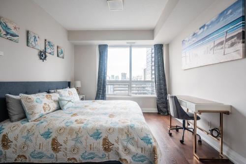 Postel nebo postele na pokoji v ubytování 2BD 2BR Panoramic View Sheppard Metro Free parking