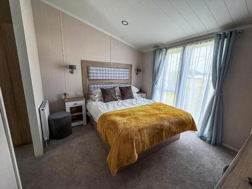 Ένα ή περισσότερα κρεβάτια σε δωμάτιο στο Stunning 6 Berth Lodge With Wi-Fi At Broadland Sands In Suffolk Ref 20136Bs