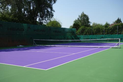Instalaciones para jugar a tenis o squash en Aabach Hotel o alrededores