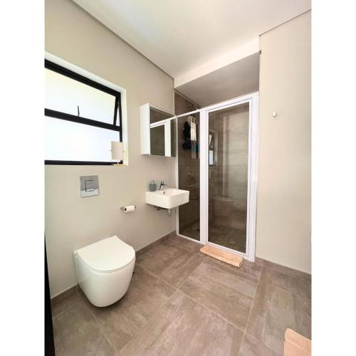 Ένα μπάνιο στο Sunny Apartment in Summerstrand within walking distance of the beach, PE