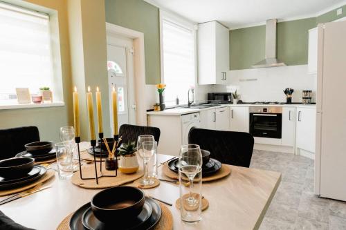 a kitchen and dining room with a table and chairs at Stylish Skipton 3 Bed, WIFI, Dog Friendly, Walks in Skipton