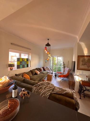 ein großes Wohnzimmer mit Couch und Tisch in der Unterkunft Vila Nogueira De Azeitao - Amaral's Guest Houses in Villa Nogueira