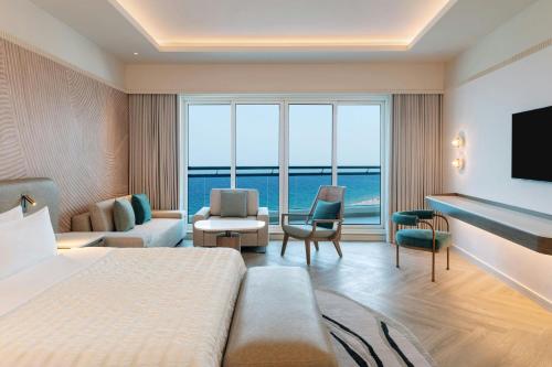 Ein Bett oder Betten in einem Zimmer der Unterkunft Le Meridien Al Aqah Beach Resort