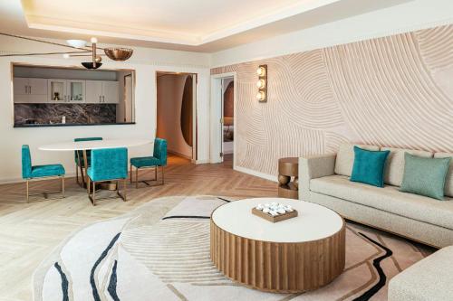 Ein Sitzbereich in der Unterkunft Le Meridien Al Aqah Beach Resort