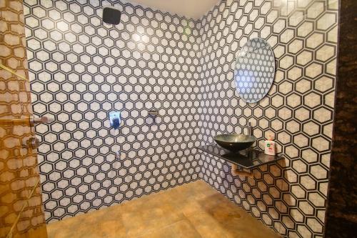 Bilik mandi di Hillside Villa in Lonavala with Private Big Pool & Mountain View
