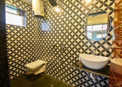 Bilik mandi di Hillside Villa in Lonavala with Private Big Pool & Mountain View