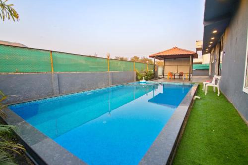 Kolam renang di atau dekat dengan Hillside Villa in Lonavala with Private Big Pool & Mountain View