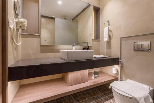 Un baño de Club Himalaya, by ACE Hotels
