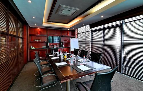 a dining room with a long table and chairs at City Lodge Hotel Bryanston in Johannesburg
