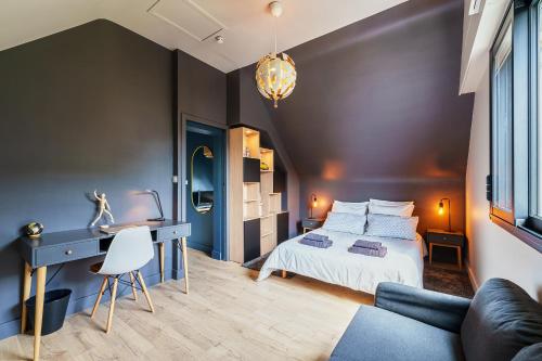 una camera da letto con un letto e una scrivania di Détente, nature & océan en Bretagne - Le 154 a Pénestin