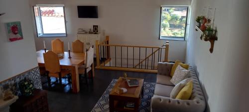 una sala de estar con un sofá y una mesa en Casa de Freixo, en Freixo de Espada à Cinta