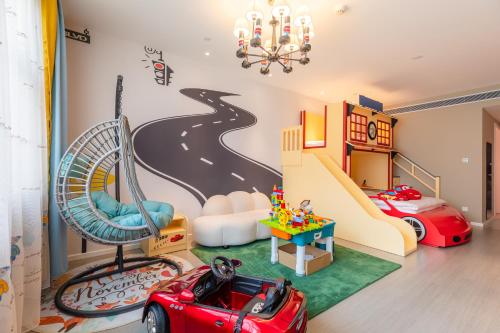 a childs room with a road mural on the wall at Shanghai Dixuan Junlan Resort Hotel in Shanghai