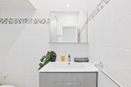 Pantheon Luxurious Studio Apartment-2P-Free Netflix