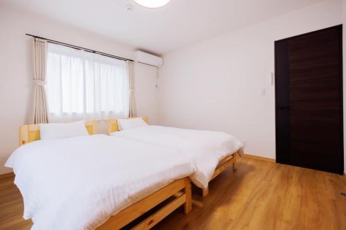 a bedroom with a large white bed and a window at Re Start - Hot Spring Villa - Zao Sansuien Gaia Re - Vacation STAY 54075v in To-katta