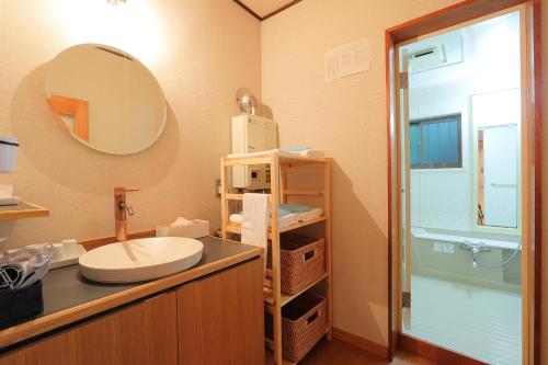 une salle de bain avec un lavabo et un miroir dans l'établissement Kattagun - House - Vacation STAY 54279v, à To-katta