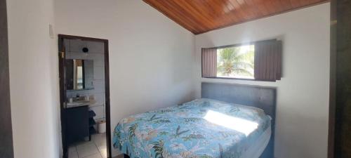 a small bedroom with a bed and a window at Appartamento em ponta negra in Natal
