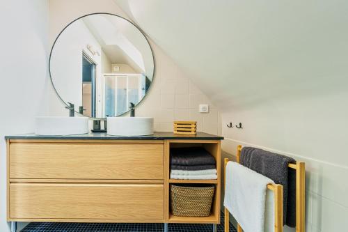 un bagno con lavandino e specchio di Détente, nature & océan en Bretagne - Le 154 a Pénestin
