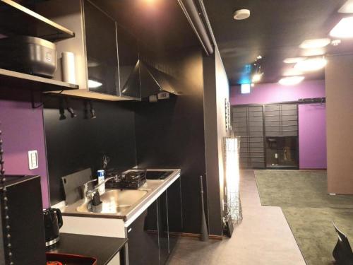 名古屋市にあるKorin - Vacation STAY 60460vの紫の壁のキッチン(シンク付)