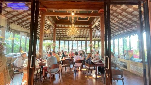 En restaurant eller et andet spisested på Hotel Indah Palace Tawangmangu