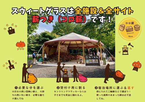 eine Gruppe von Menschen steht unter einem Zelt in der Unterkunft Kitakaruizawa Sweet Grass - Vacation STAY 82370v in Kita-karuizawa