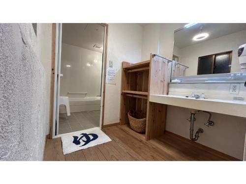 ImadomariにあるAkagawara no Kominka Pukarasa - Vacation STAY 42232vのシャワー、洗面台、鏡を備えたバスルーム