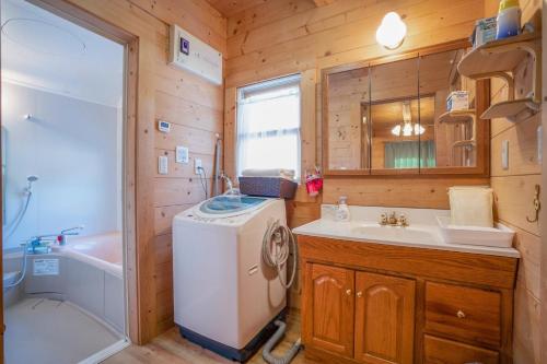 y baño con lavabo, lavadora y secadora. en [Zao Cottage aiaiai] - Gaia Resort - Vacation STAY 52048v, en To-katta