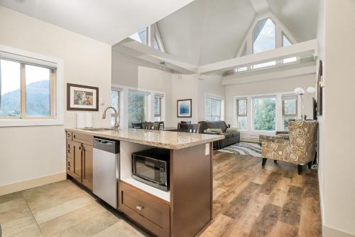 Η κουζίνα ή μικρή κουζίνα στο 3BR Lakeside Retreat at Harrison
