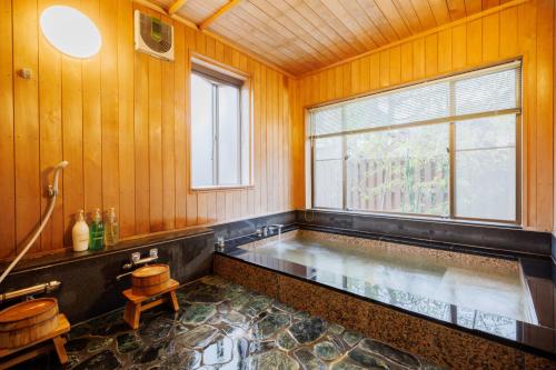 una vasca da bagno in una stanza con una finestra di RINKA - Zao Sansuien - Gaia Resort - Vacation STAY 54030v a To-katta