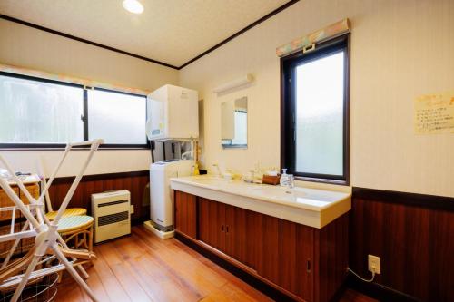 eine Küche mit Spüle und Kühlschrank in der Unterkunft HIBIKI - Zao Sansuien Gaia Resort - Vacation STAY 54084v in To-katta