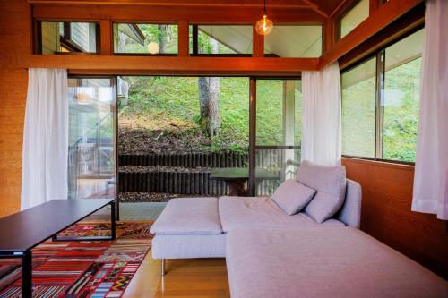 ein Wohnzimmer mit Sofa und Tisch in der Unterkunft Miyama - Zao Sansuien Gaia Resort - Vacation STAY 54108v in To-katta